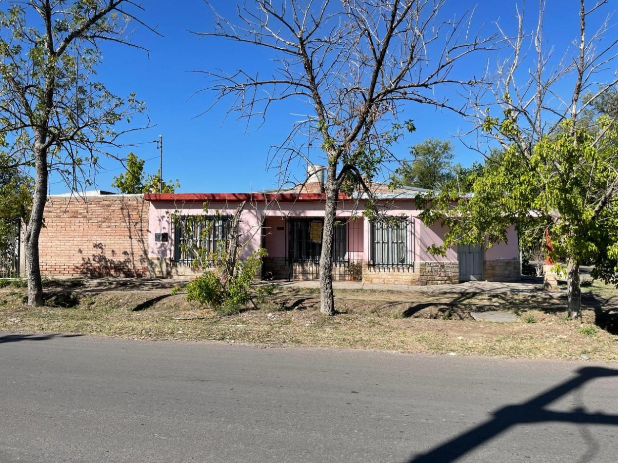 SE VENDE AMPLIA CASA EN CALLE ADOFO CALLE A SOLO 5 MINUTOS DEL CENTRO DE SAN RAFAEL - MENDOZA