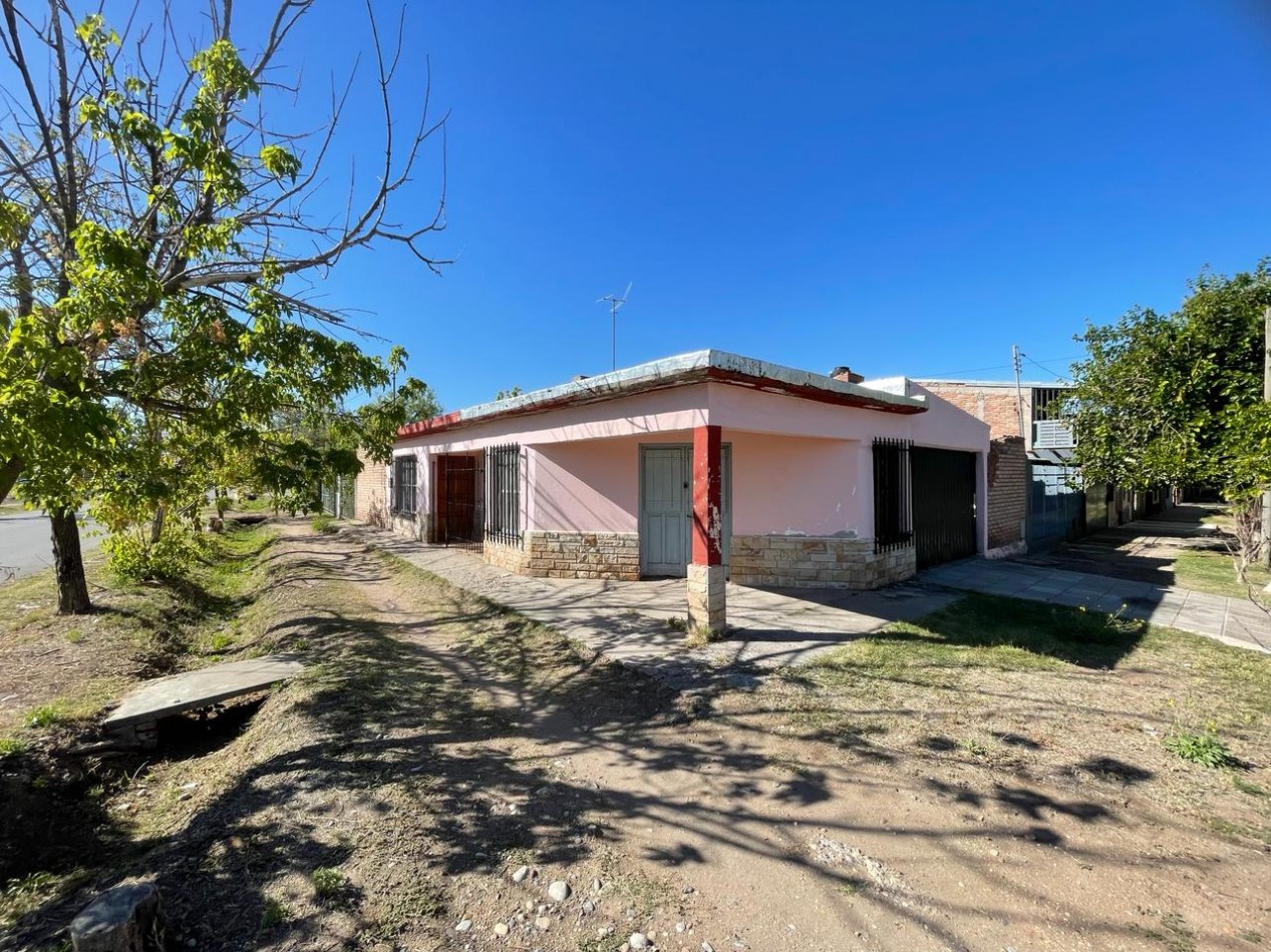 SE VENDE AMPLIA CASA EN CALLE ADOFO CALLE A SOLO 5 MINUTOS DEL CENTRO DE SAN RAFAEL - MENDOZA