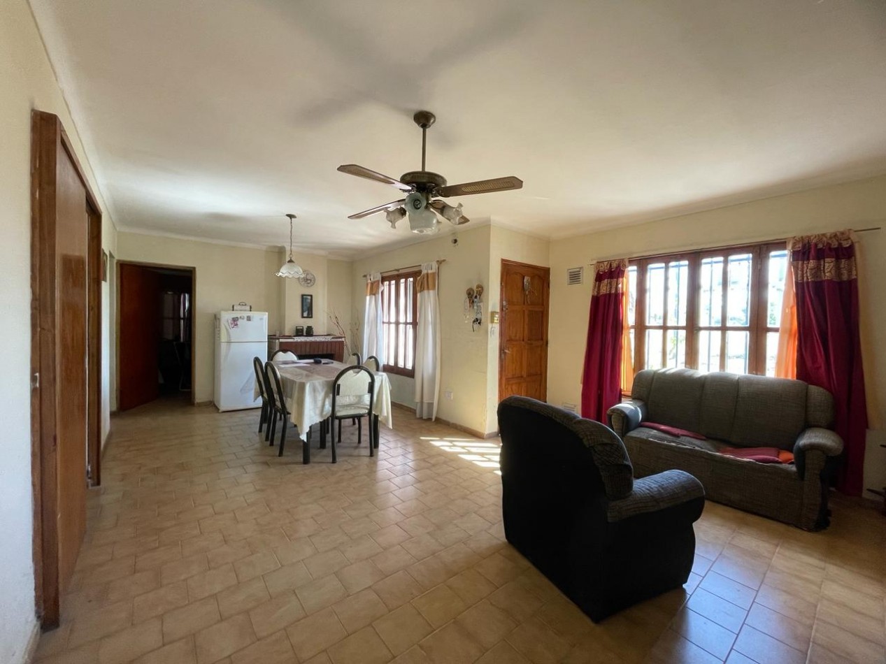 SE VENDE AMPLIA CASA EN CALLE ADOFO CALLE A SOLO 5 MINUTOS DEL CENTRO DE SAN RAFAEL - MENDOZA