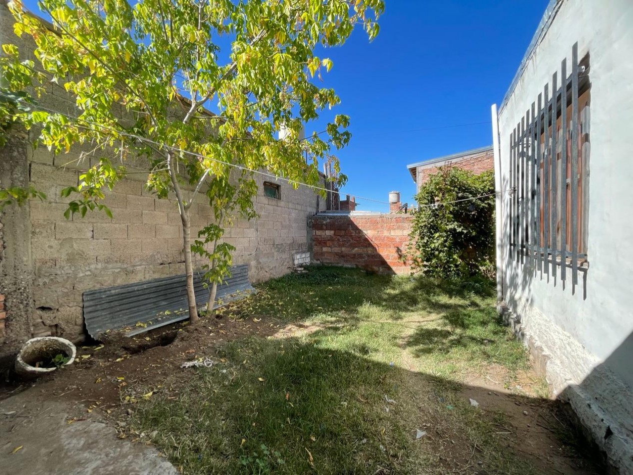 SE VENDE AMPLIA CASA EN CALLE ADOFO CALLE A SOLO 5 MINUTOS DEL CENTRO DE SAN RAFAEL - MENDOZA