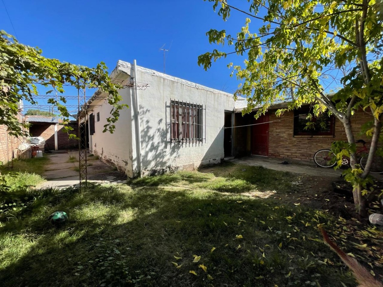 SE VENDE AMPLIA CASA EN CALLE ADOFO CALLE A SOLO 5 MINUTOS DEL CENTRO DE SAN RAFAEL - MENDOZA