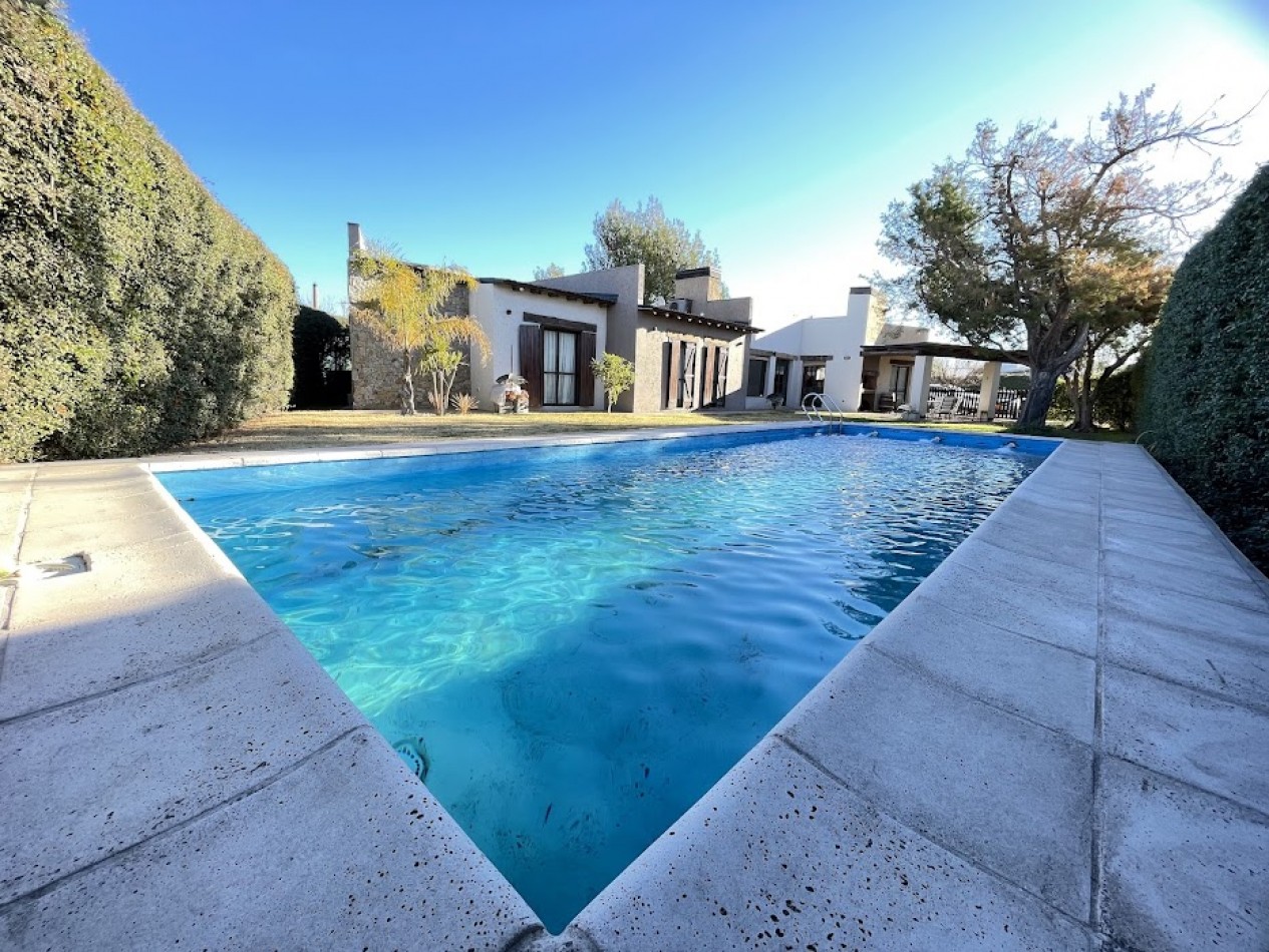 HERMOSA CASA CON PISCINA BARRIO PRIVADO VIÑAS