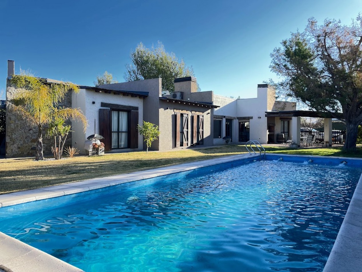 HERMOSA CASA CON PISCINA BARRIO PRIVADO VIÑAS