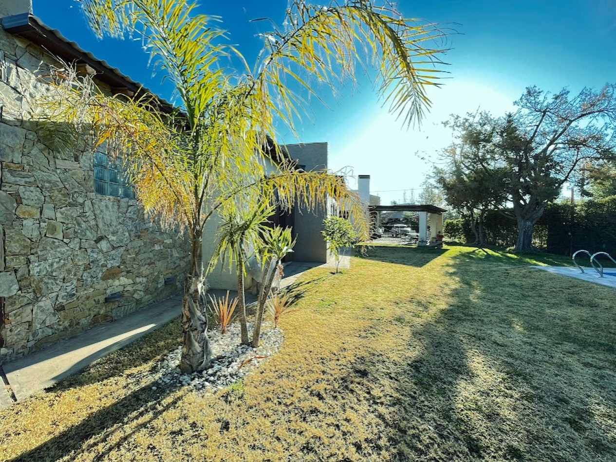 HERMOSA CASA CON PISCINA BARRIO PRIVADO VIÑAS