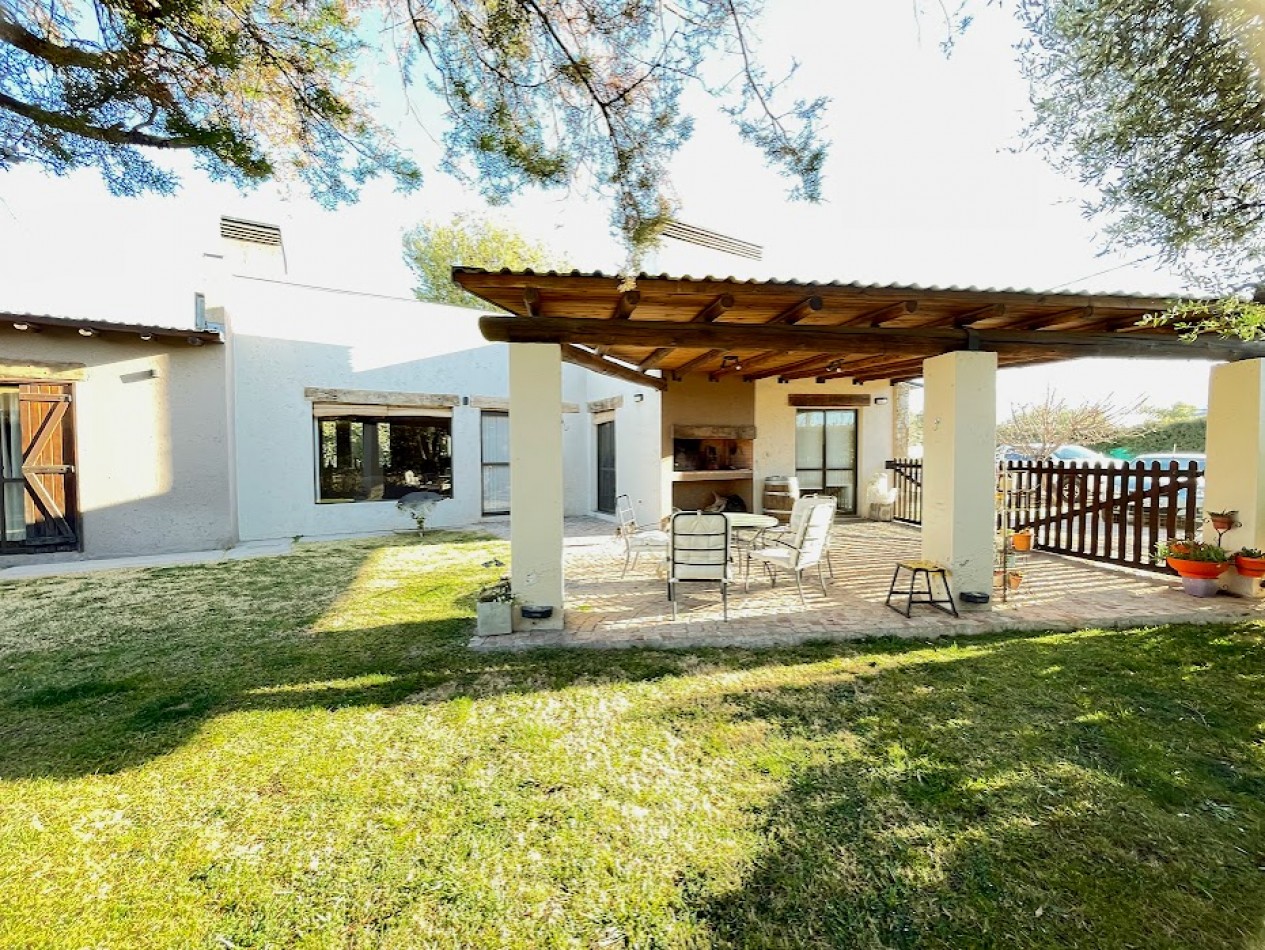 HERMOSA CASA CON PISCINA BARRIO PRIVADO VIÑAS