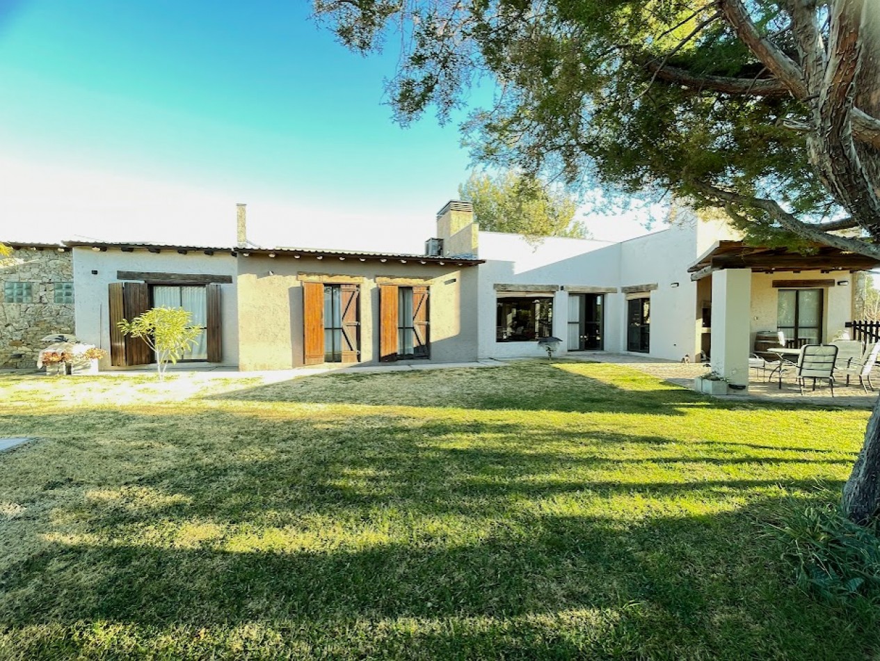 HERMOSA CASA CON PISCINA BARRIO PRIVADO VIÑAS