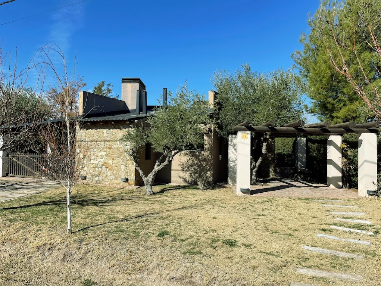 HERMOSA CASA CON PISCINA BARRIO PRIVADO VIÑAS