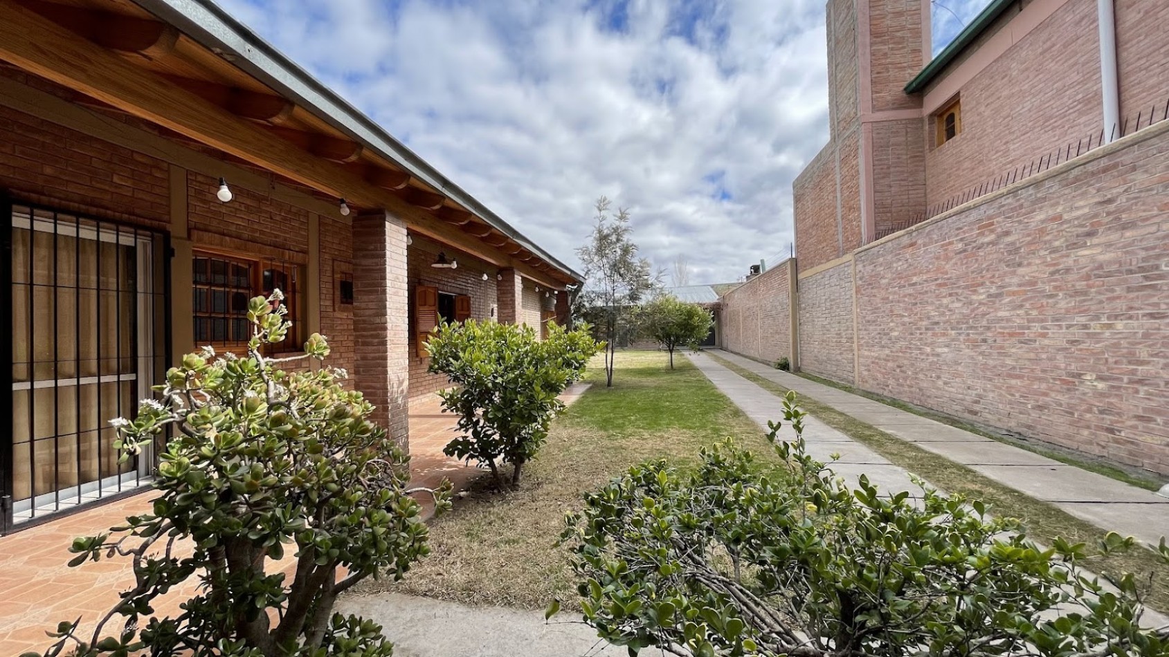 HERMOSA CASA CON IMPORTANTE QUINCHO SOBRE AVENIDA ESPEJO