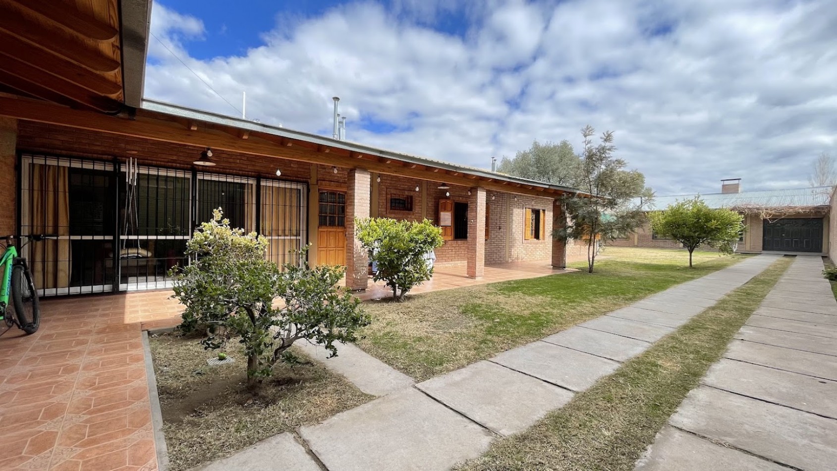 HERMOSA CASA CON IMPORTANTE QUINCHO SOBRE AVENIDA ESPEJO