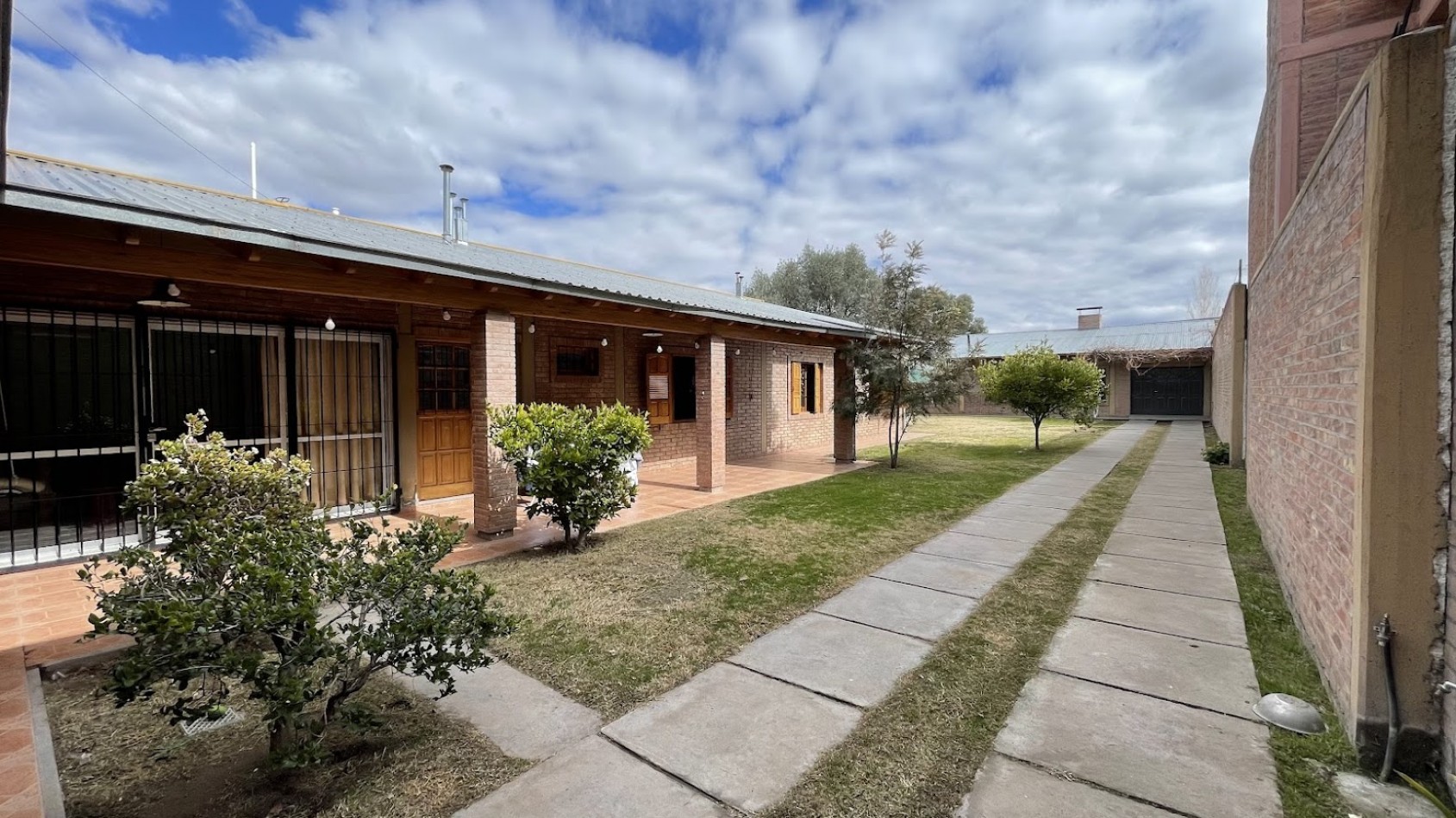 HERMOSA CASA CON IMPORTANTE QUINCHO SOBRE AVENIDA ESPEJO