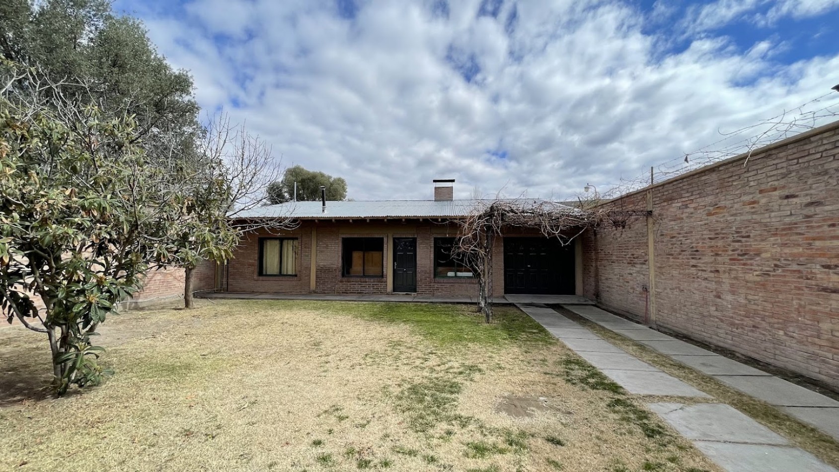 HERMOSA CASA CON IMPORTANTE QUINCHO SOBRE AVENIDA ESPEJO