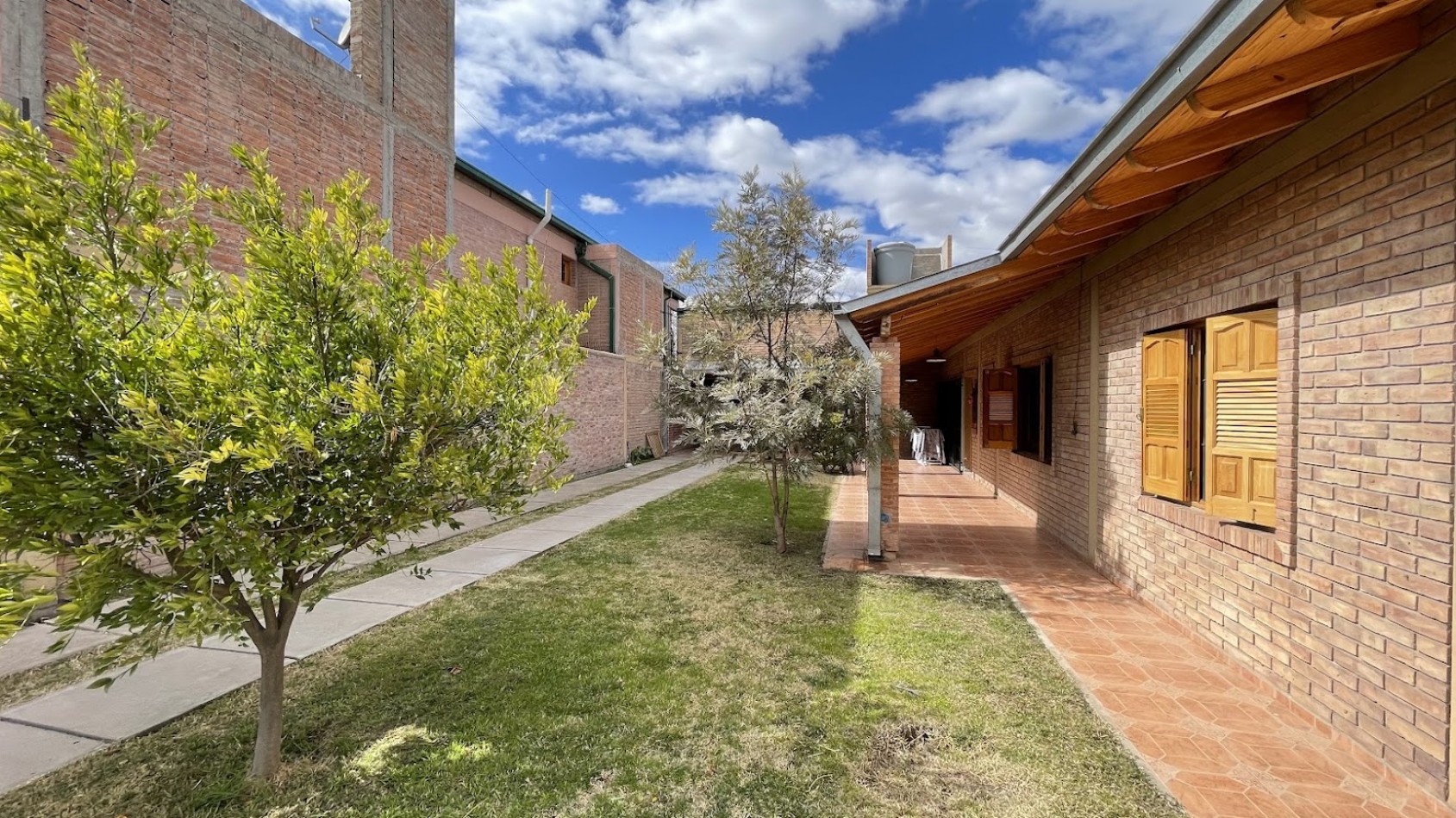 HERMOSA CASA CON IMPORTANTE QUINCHO SOBRE AVENIDA ESPEJO