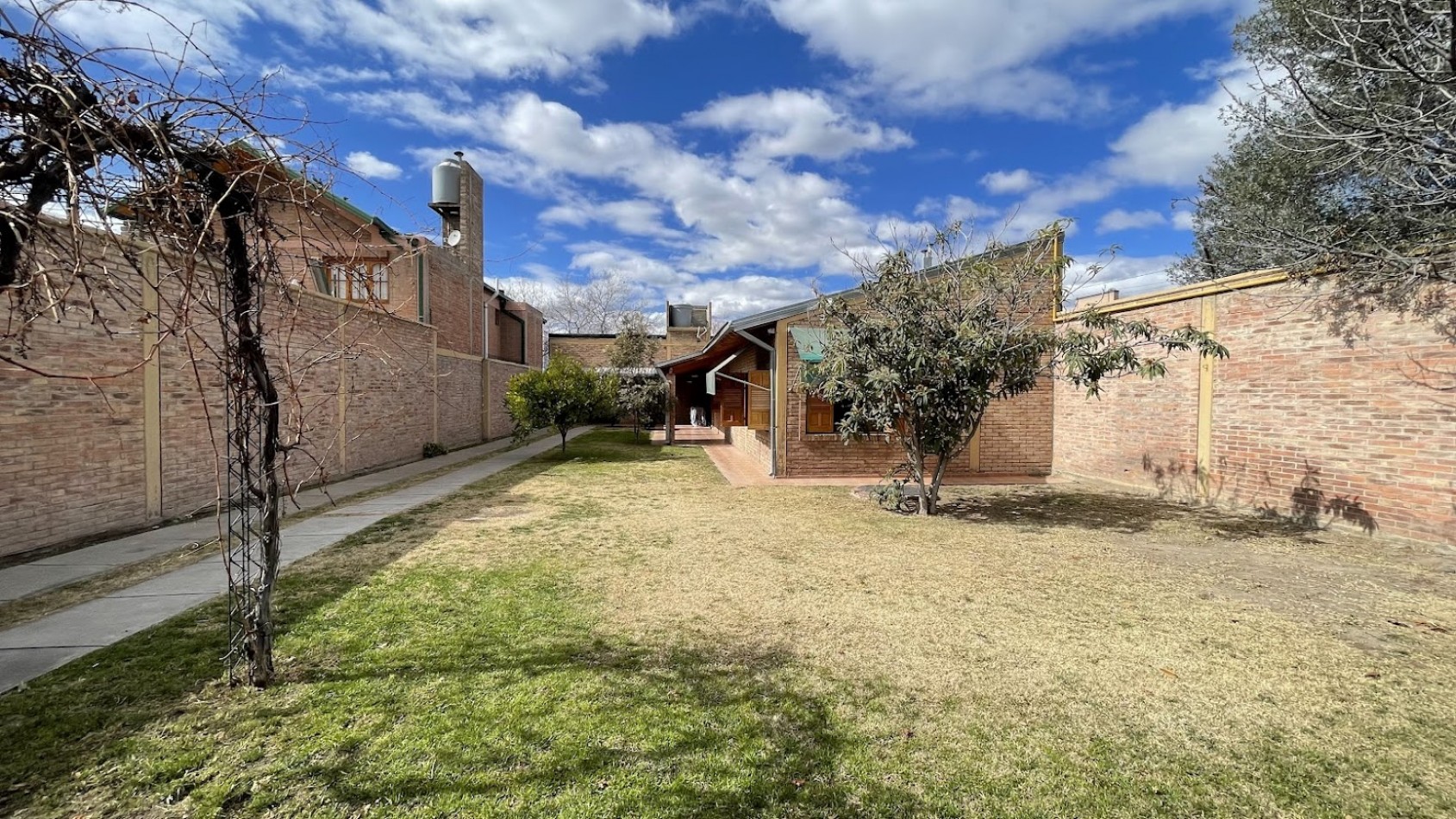 HERMOSA CASA CON IMPORTANTE QUINCHO SOBRE AVENIDA ESPEJO