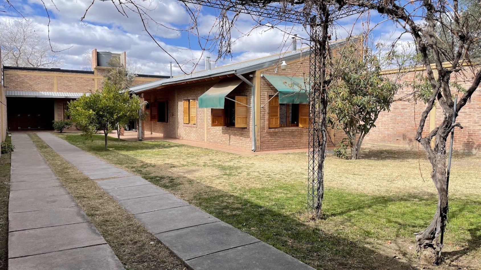 HERMOSA CASA CON IMPORTANTE QUINCHO SOBRE AVENIDA ESPEJO