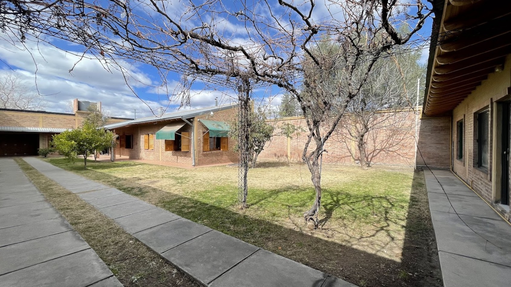 HERMOSA CASA CON IMPORTANTE QUINCHO SOBRE AVENIDA ESPEJO