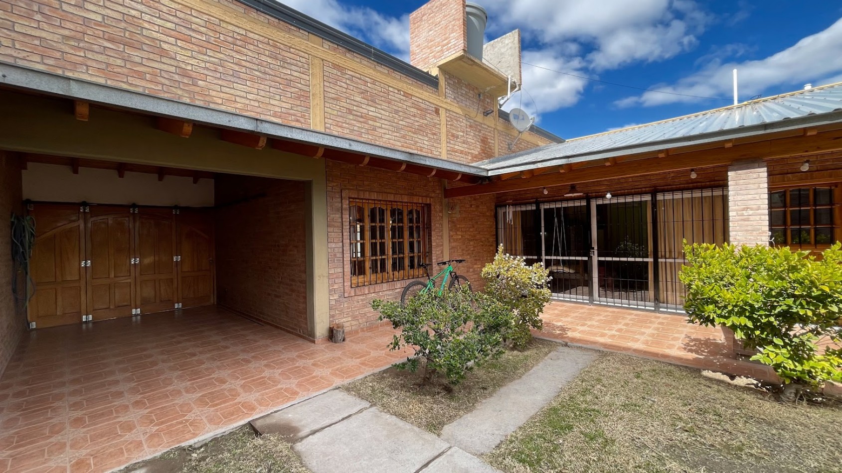 HERMOSA CASA CON IMPORTANTE QUINCHO SOBRE AVENIDA ESPEJO