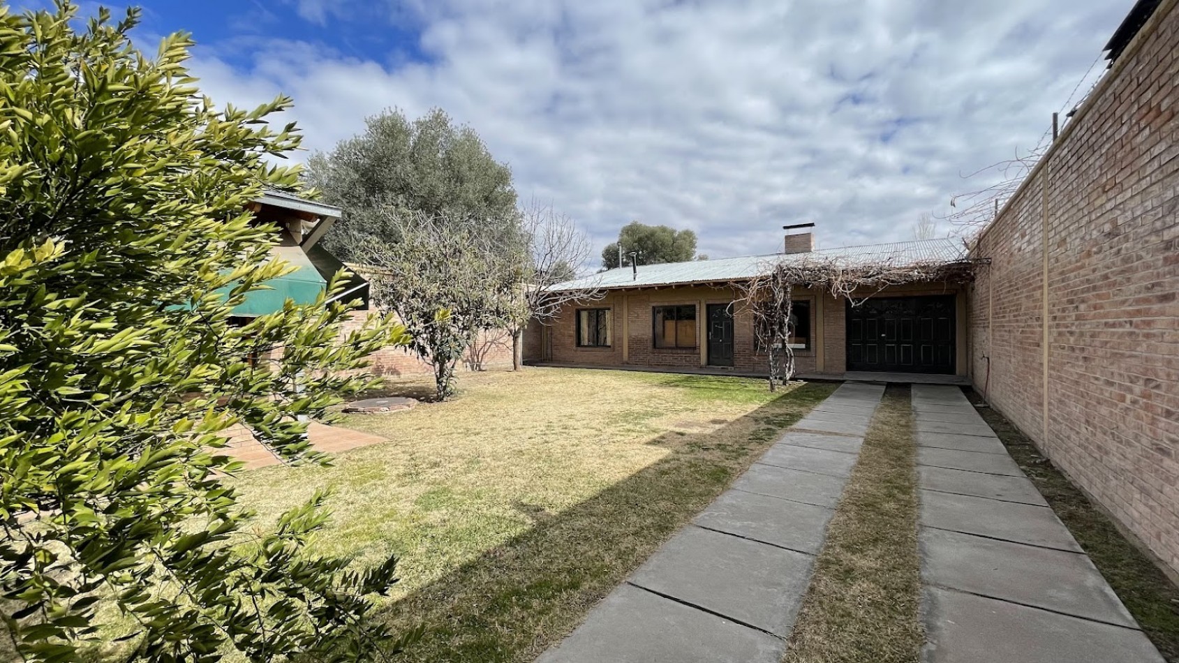 HERMOSA CASA CON IMPORTANTE QUINCHO SOBRE AVENIDA ESPEJO