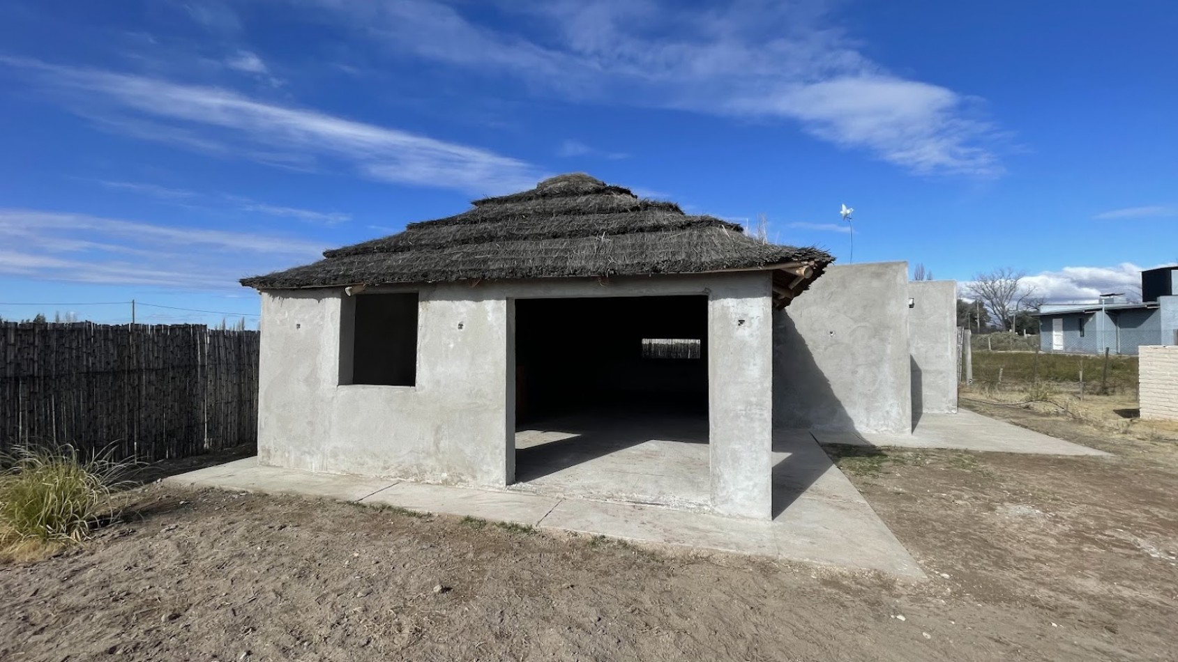 COMPLEJO TURISTICO DE 2 CABAÑAS CON QUINCHO Y PISCINA