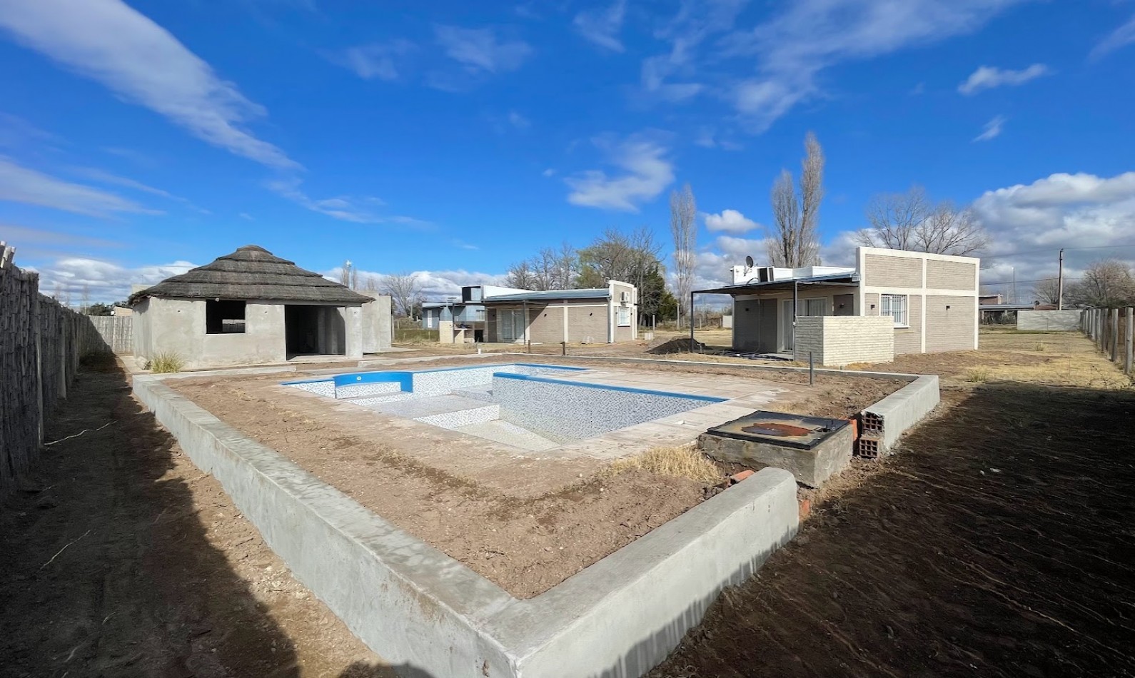 COMPLEJO TURISTICO DE 2 CABAÑAS CON QUINCHO Y PISCINA