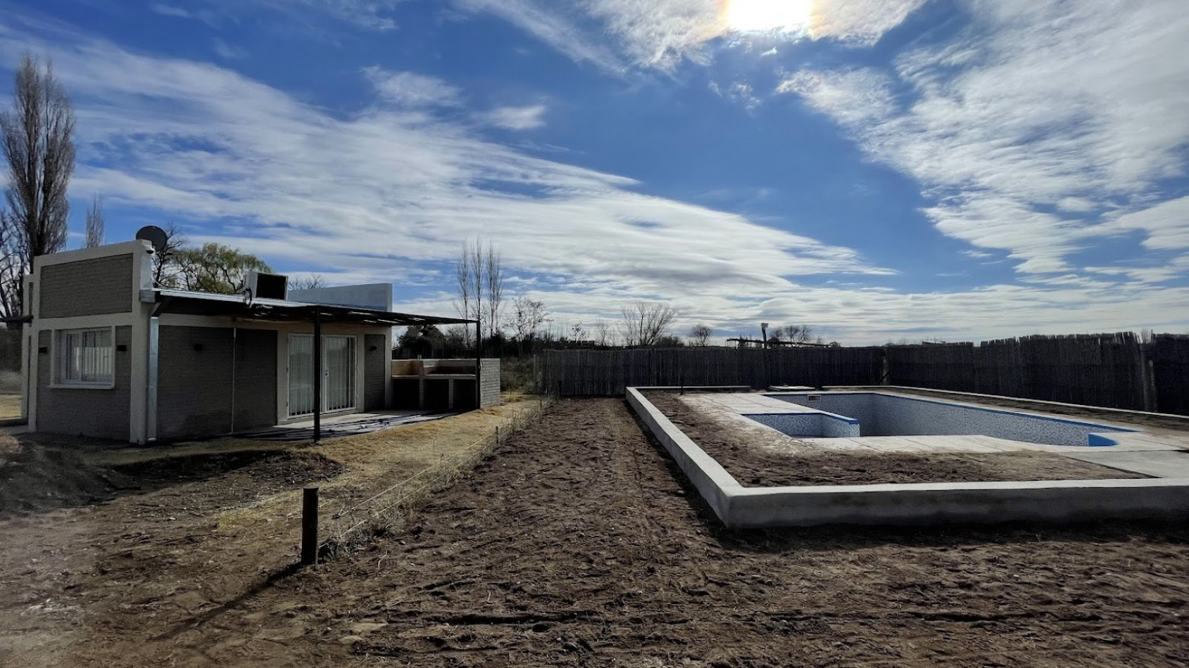 COMPLEJO TURISTICO DE 2 CABAÑAS CON QUINCHO Y PISCINA