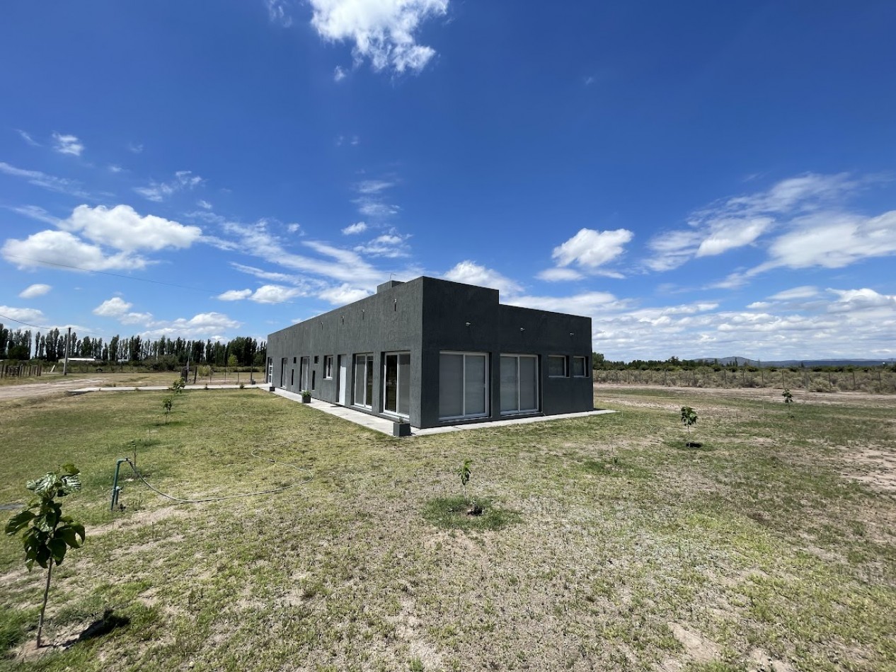 CASA MODERNA CON VISTA A LAS MONTAÑAS