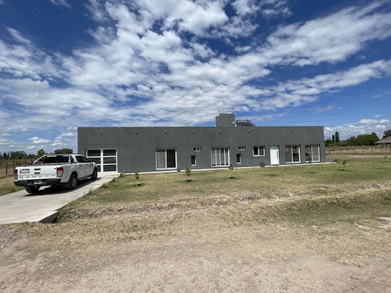 CASA MODERNA CON VISTA A LAS MONTAÑAS