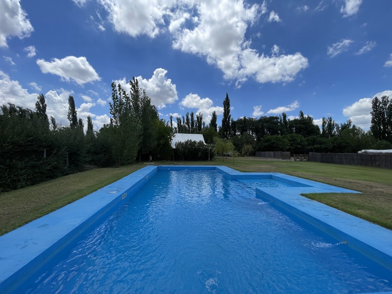 CASA ESTILO CABAÑA ALPINA CON PISCINA Y VISTA A LAS MONTAÑAS