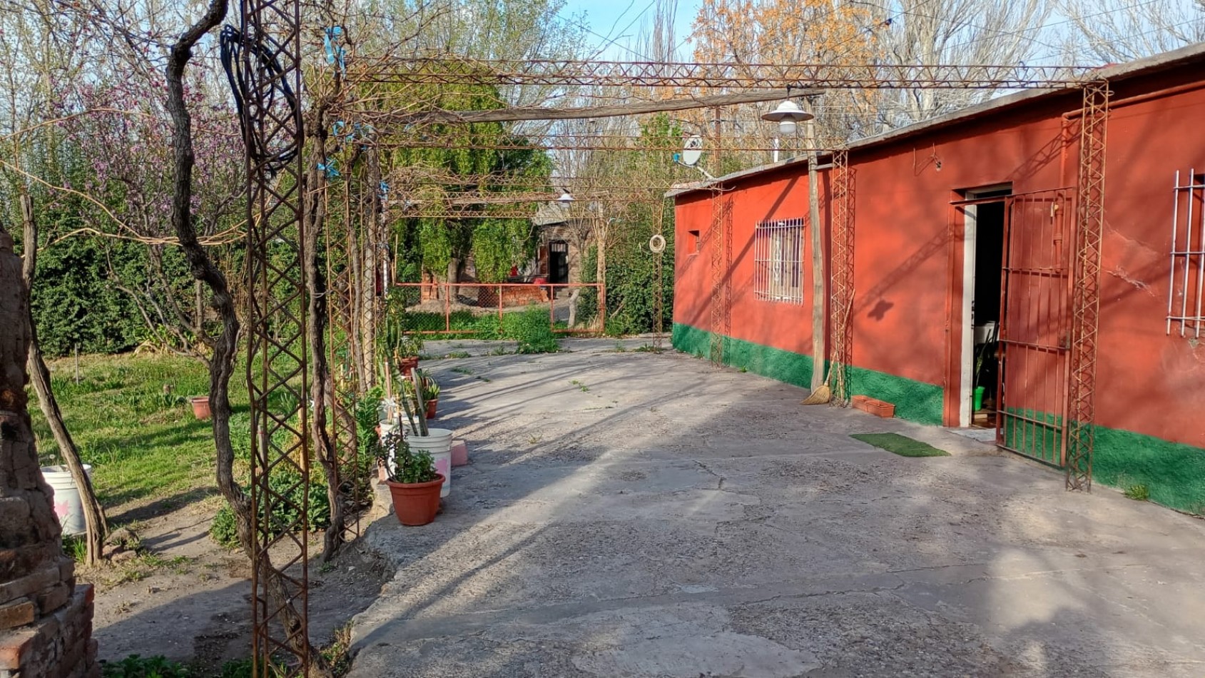 TERRENO DE 2500 M2 CON AMPLIA CASA Y GALPON EN GOUDGE