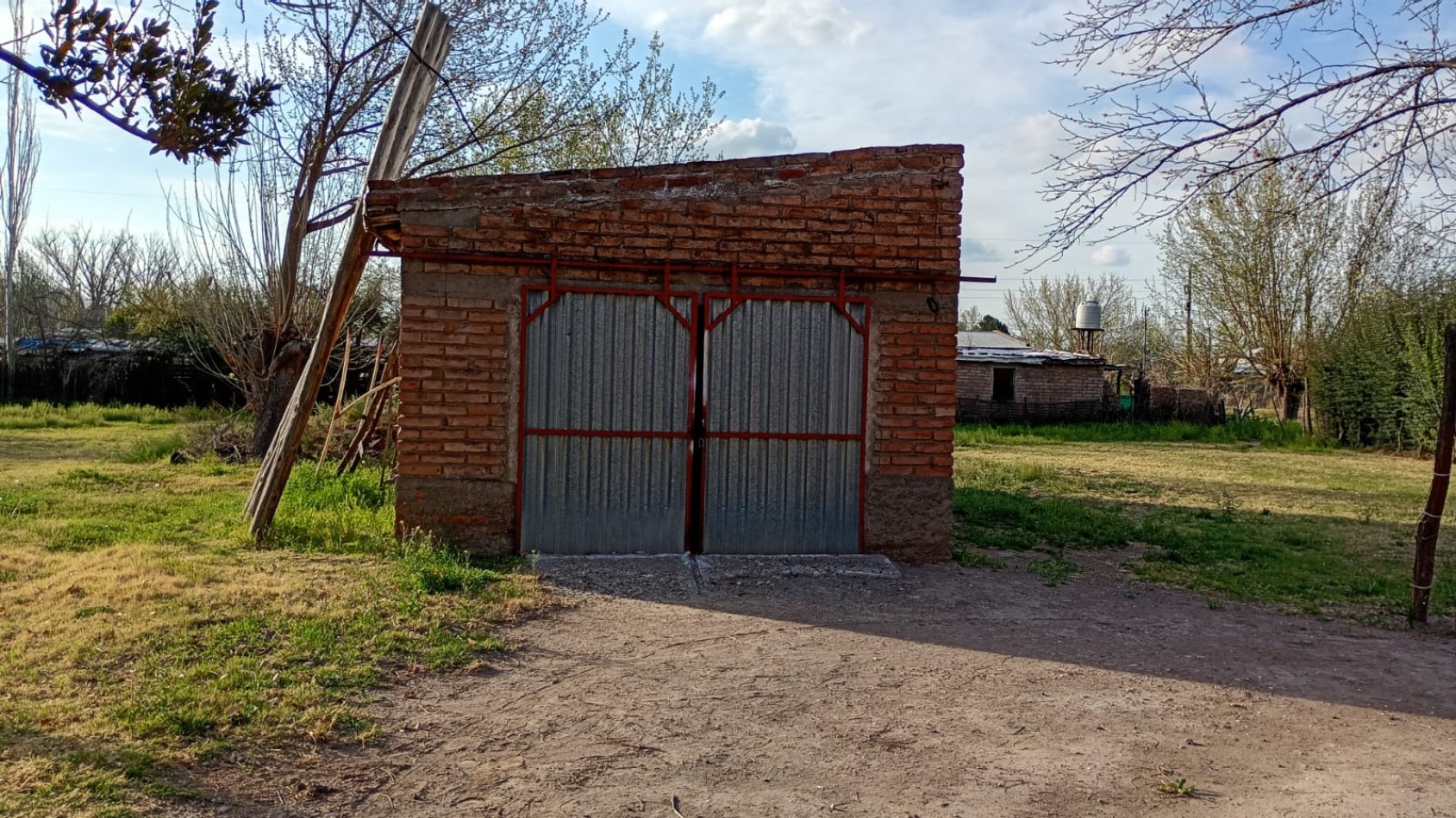TERRENO DE 2500 M2 CON AMPLIA CASA Y GALPON EN GOUDGE
