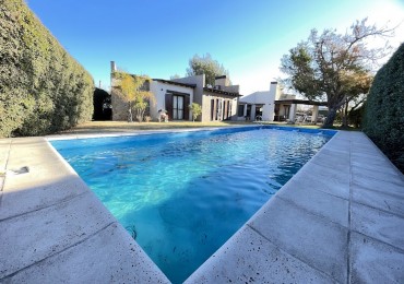HERMOSA CASA CON PISCINA EN PRESTIGIOSO BARRIO PRIVADO