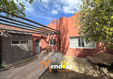 Amplia casa sobre calle Las Virgenes