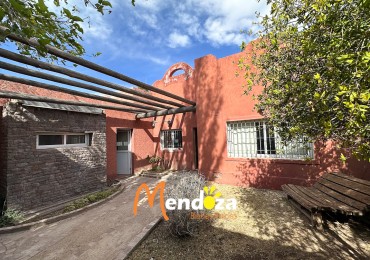 Amplia casa sobre calle Las Virgenes